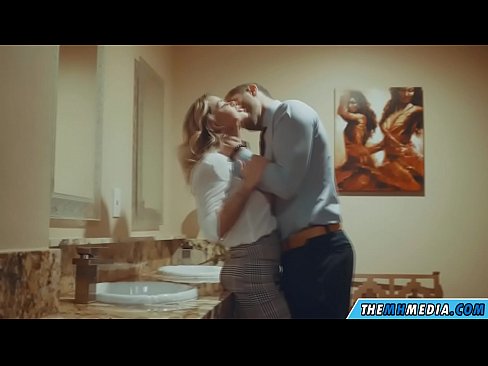 ❤️ Büyük memeli bir sarışın seni umumi tuvalette baştan çıkardığında ️ Sert porno bizde ☑